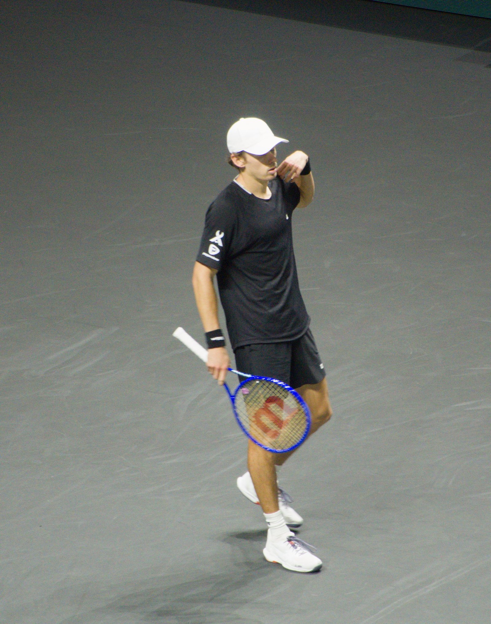 Alex de Minaur on court during his first-round match against Arthur Fils at the Rotterdam ATP 500 2026
