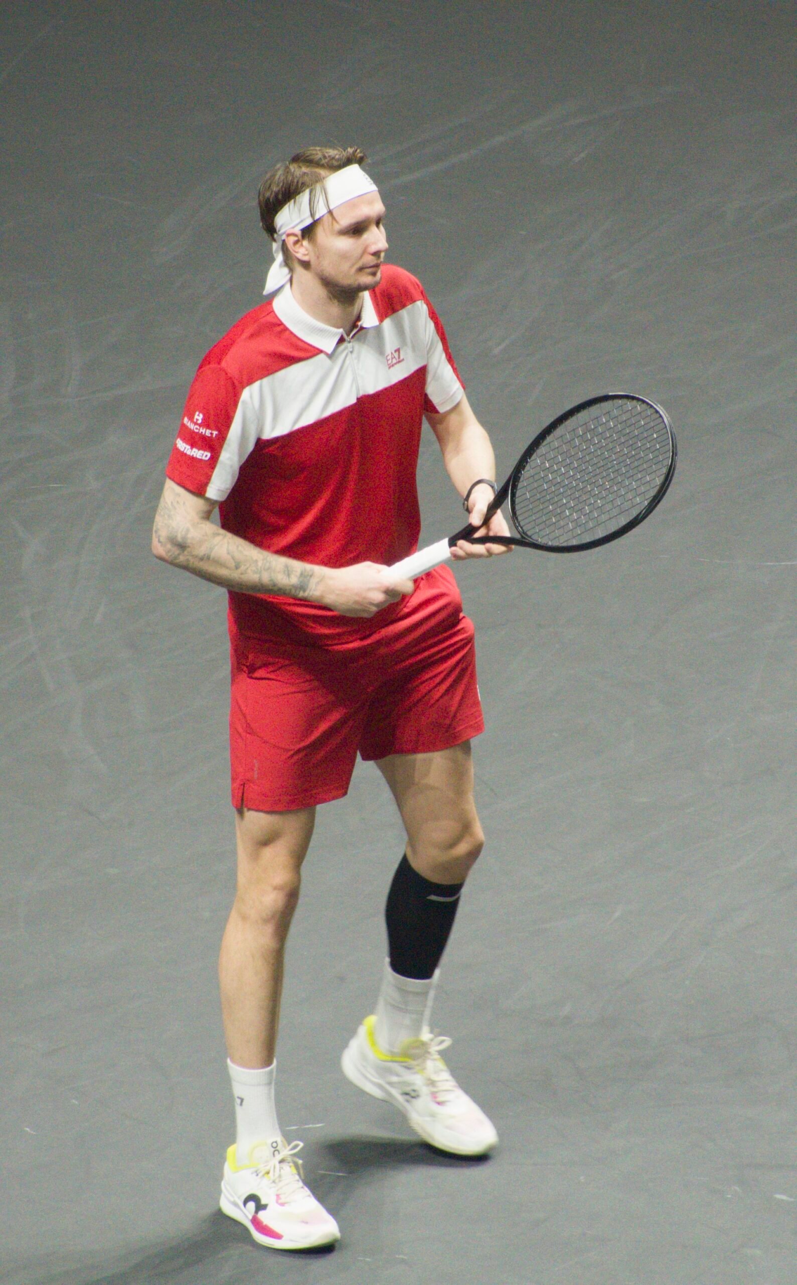 Alexander Bublik en pista durante su partido de octavos contra Jan-Lennard Struff en el ABN AMRO Open de Rotterdam 2026.