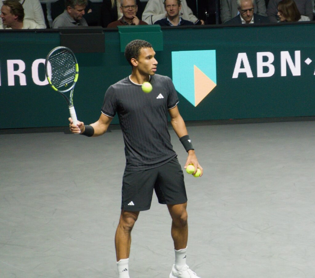 Félix Auger-Aliassime warms up before his match against Alexei Popyrin at Rotterdam 2026.