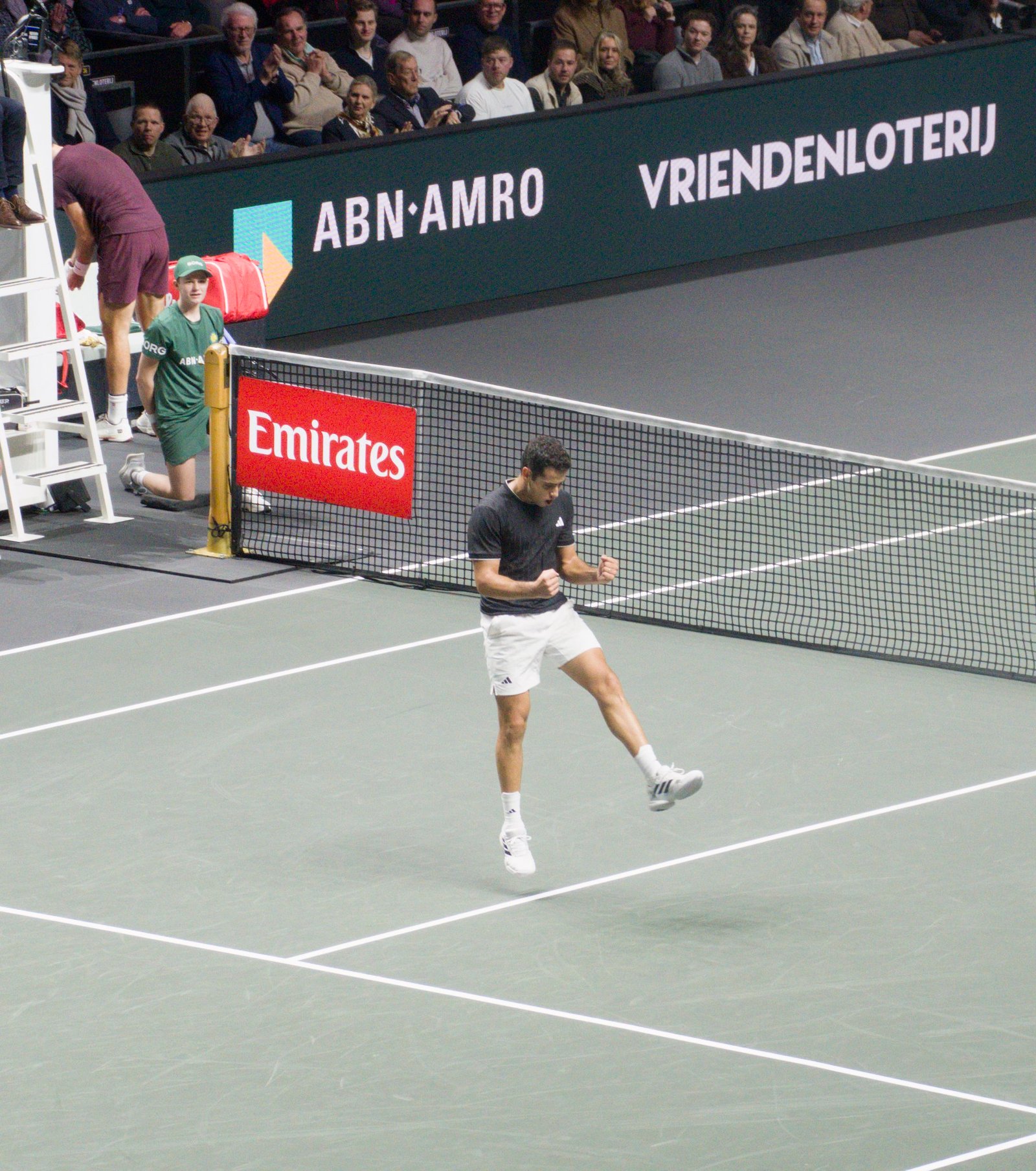 Jaume Munar célèbre après avoir battu Karen Khachanov à Rotterdam 2026.