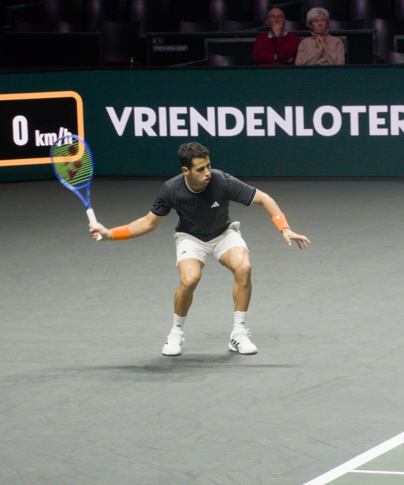 Jaume Munar celebra tras vencer a Karen Khachanov en Rotterdam 2026.

