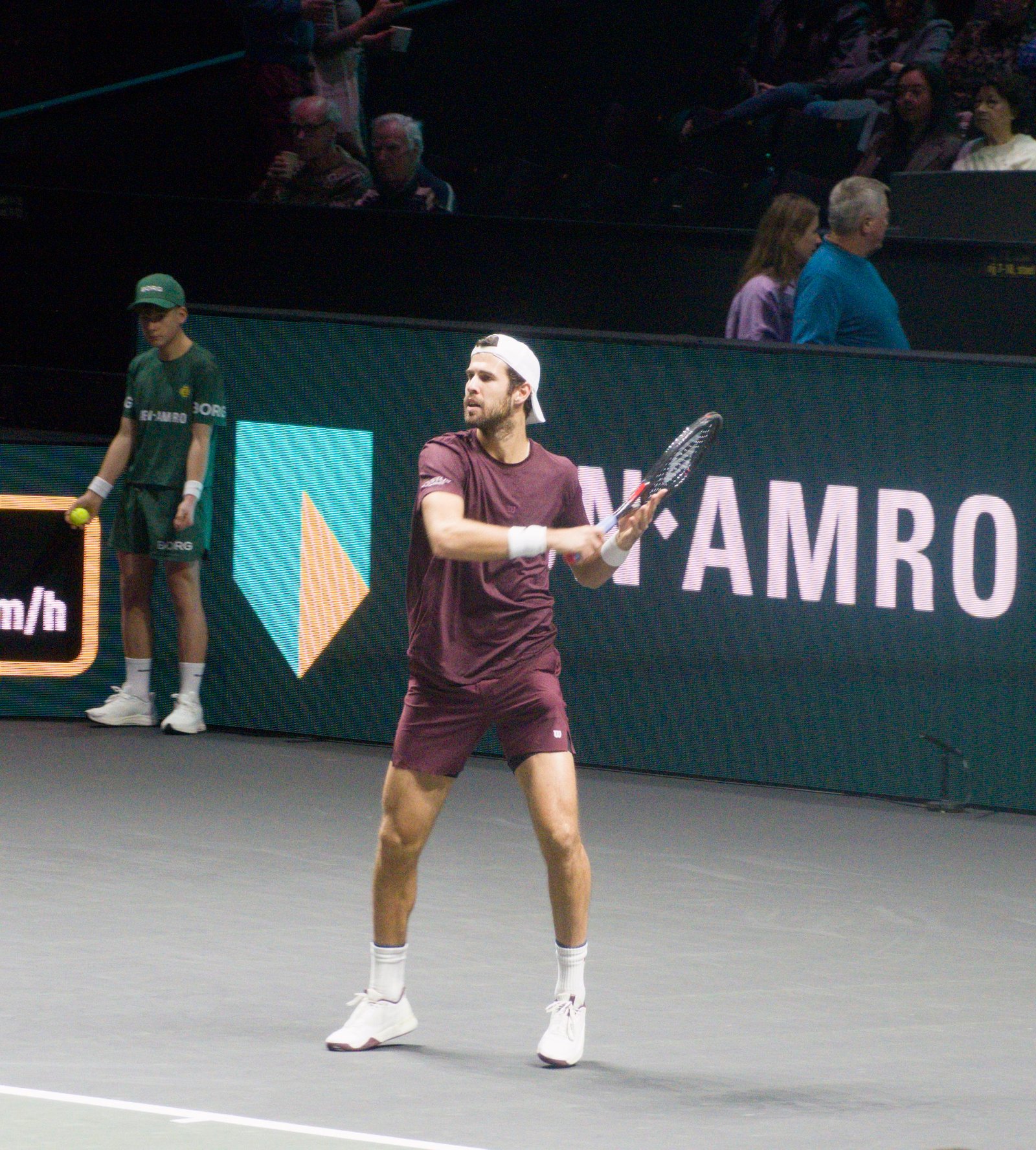 Karen Khachanov s’échauffe avant son match contre Jaume Munar à Rotterdam 2026.
