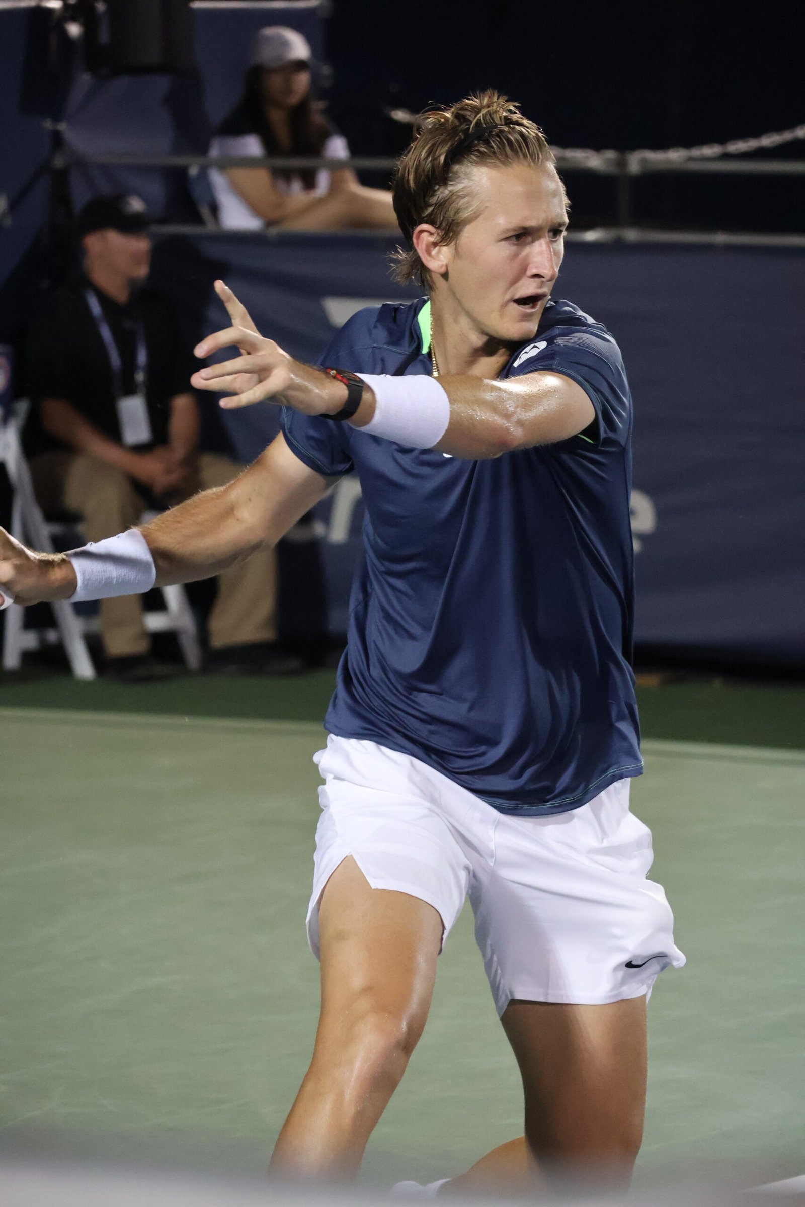 Sebastian Korda golpea un derecho durante un partido ATP