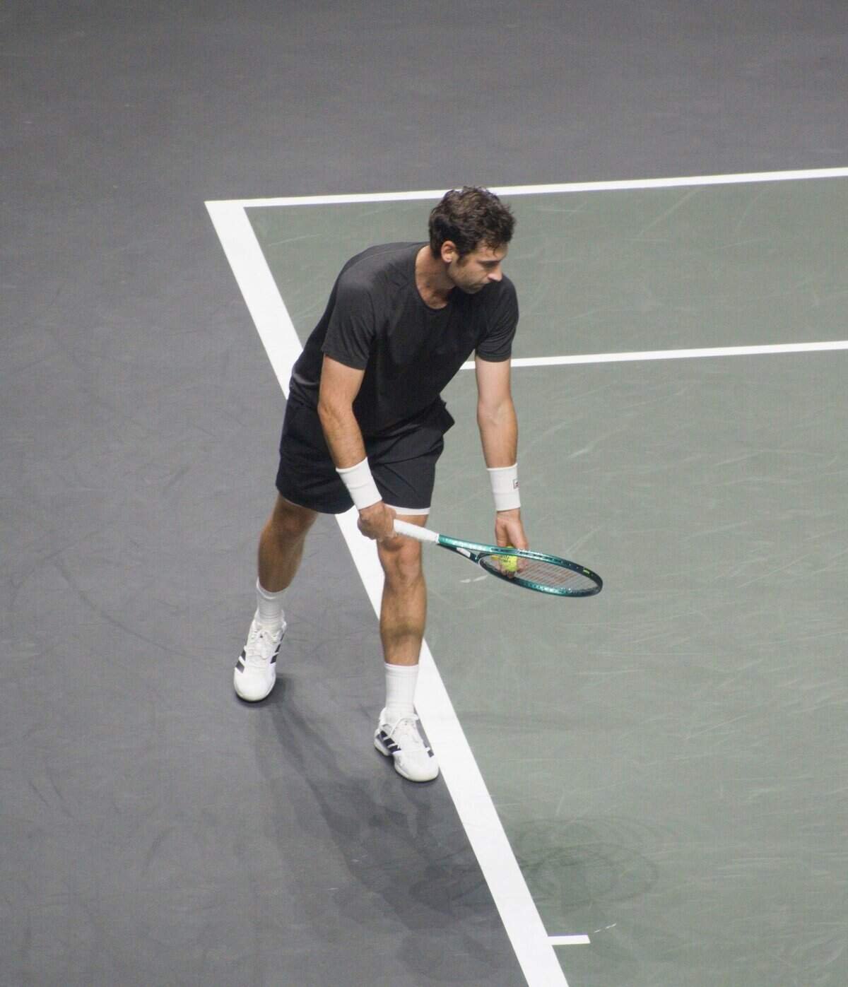 Quentin Halys se prepara para sacar durante su partido contra Tallon Griekspoor en Rotterdam 2026.