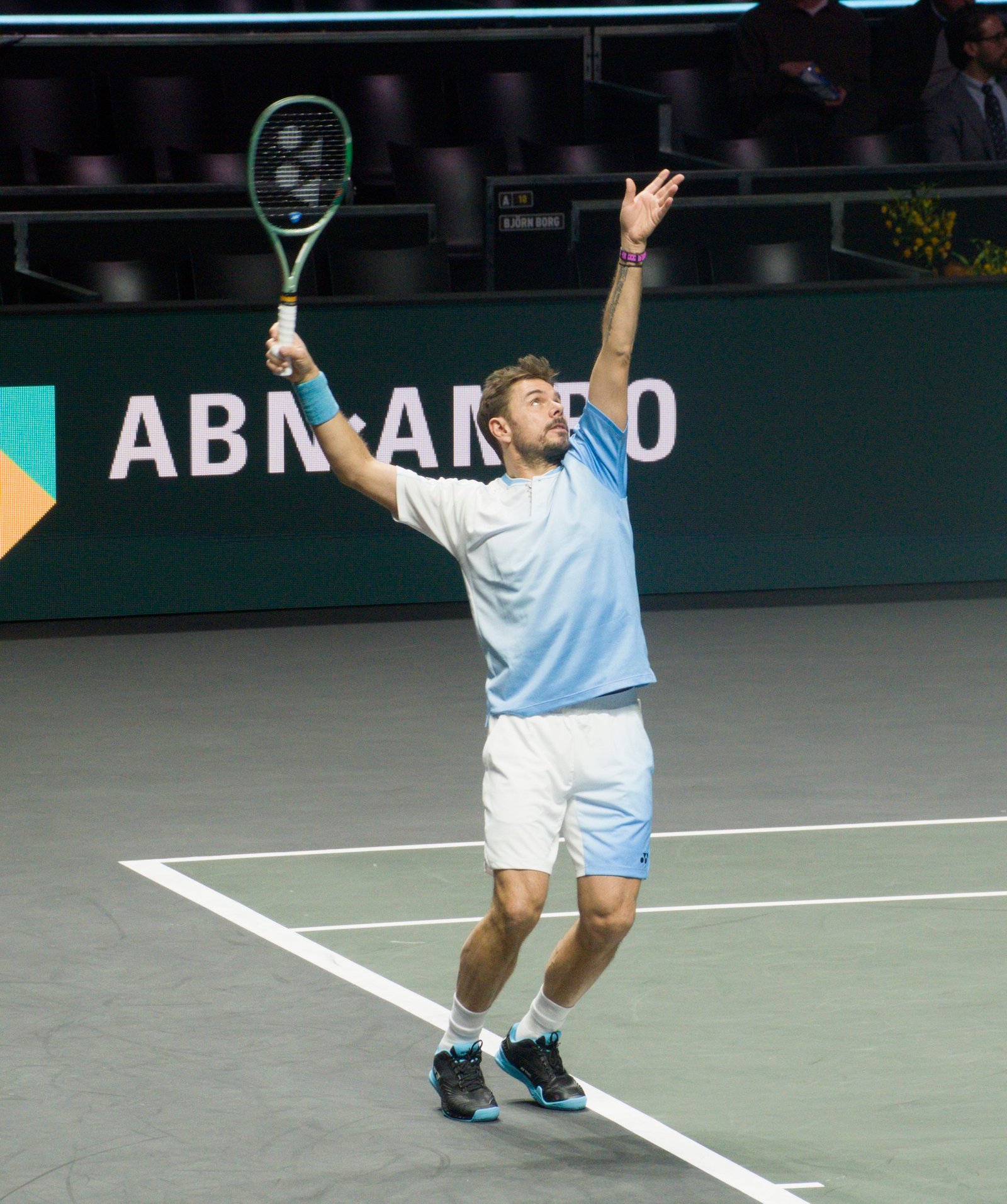 Stan Wawrinka saca durante su partido de segunda ronda contra Alex de Minaur en el ABN AMRO Open de Rotterdam 2026.