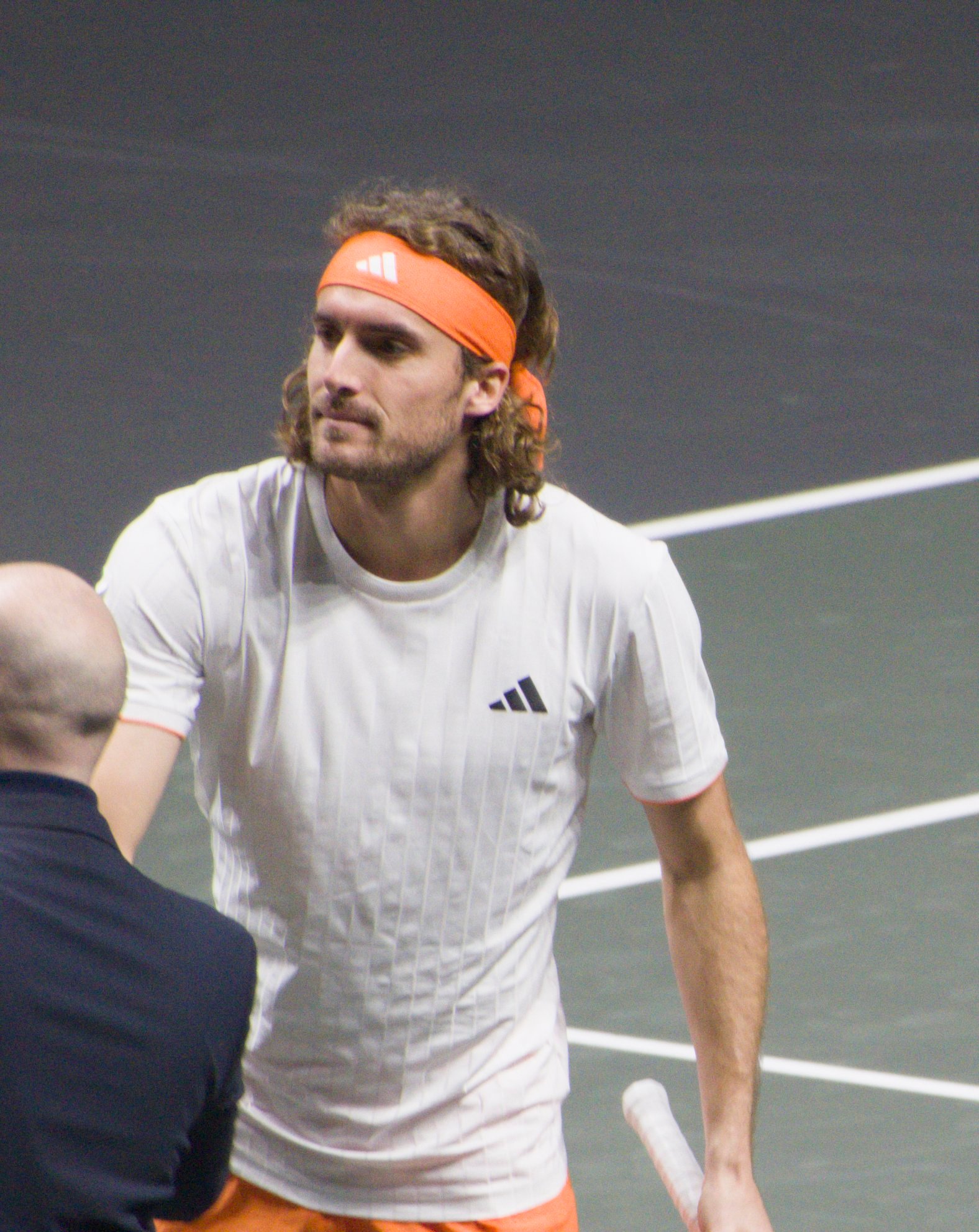 Stefanos Tsitsipas sur le court lors de son match contre Botic van de Zandschulp à Rotterdam 2026.
