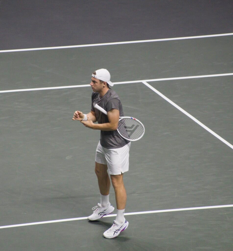Tallon Griekspoor warms up before his match against Quentin Halys at Rotterdam 2026.