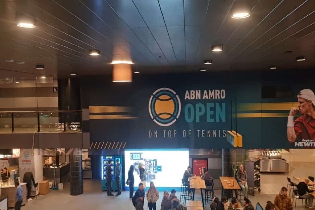 Branding „On Top of Tennis“ de l’ABN AMRO Open et zone food à l’intérieur de Rotterdam Ahoy au Jour 4 du tournoi ATP 500 2026.