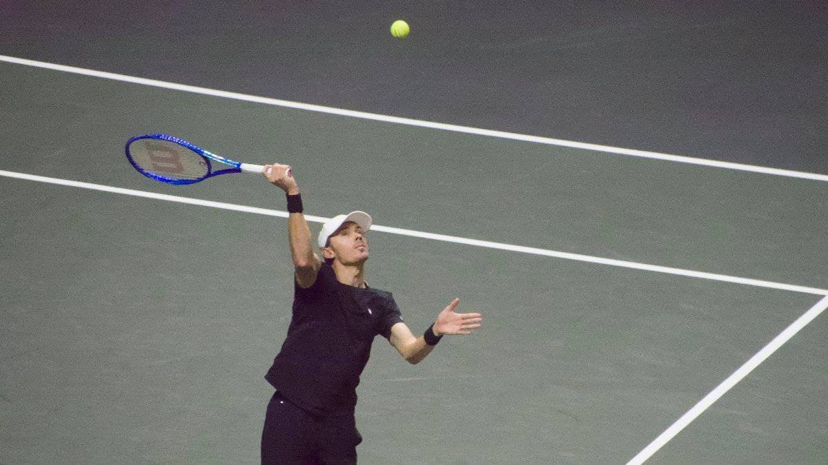 Alex de Minaur conecta un remate por encima de la cabeza en su triunfo 6-3, 6-2 sobre Félix Auger-Aliassime en la final de Rotterdam 2026, su primer título ATP 500 bajo techo.
