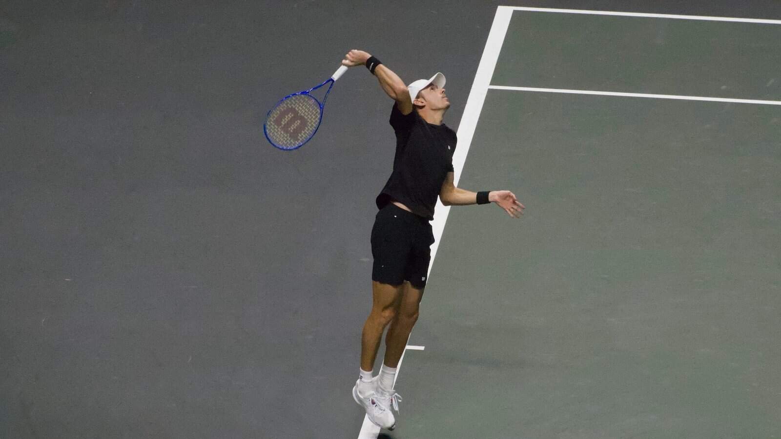 Алекс де Минор сервира током четвртфинала против домаћег фаворита Ботика ван де Зандсхулпа на ABN AMRO Open Rotterdam 2026.