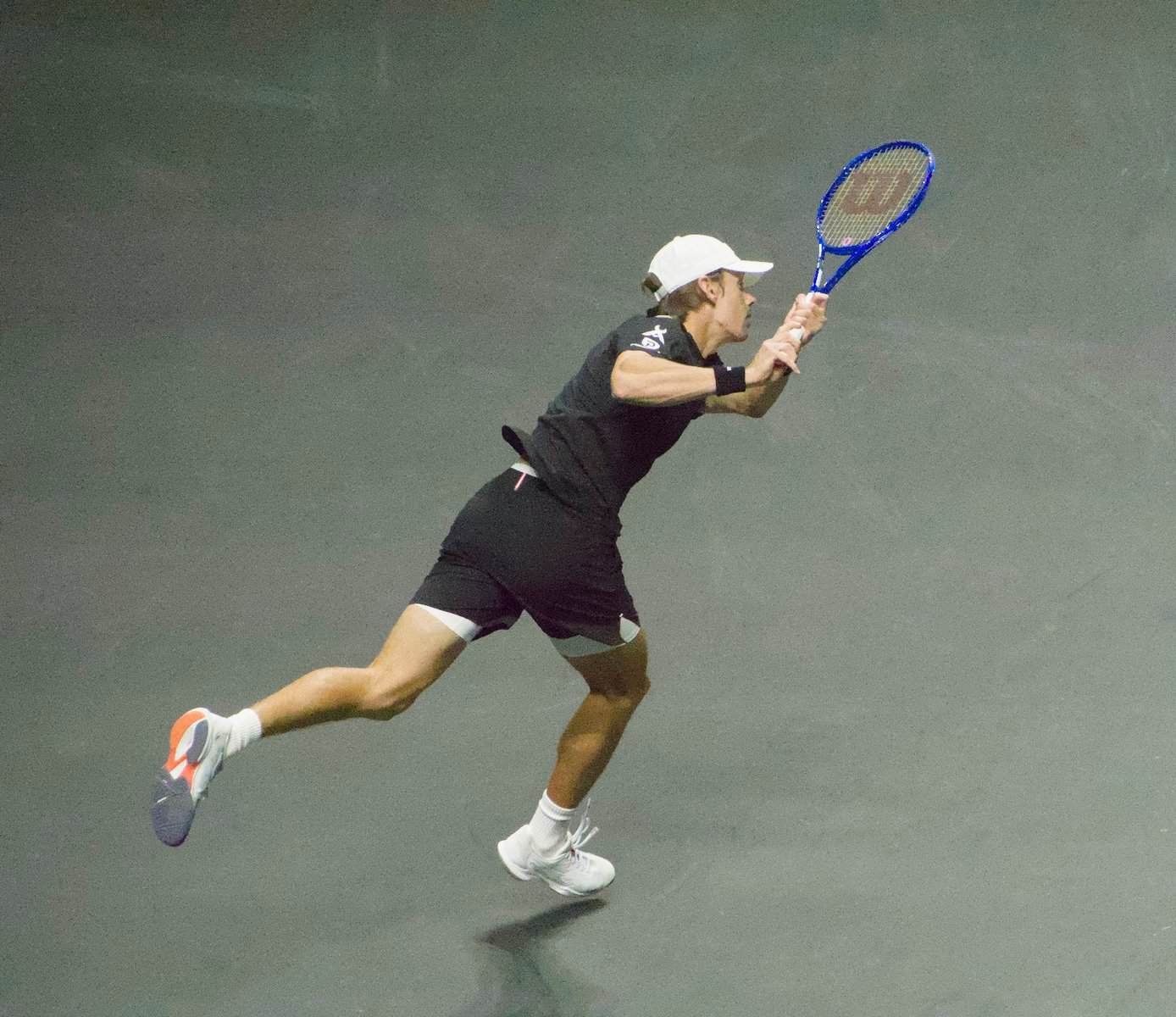 Alex de Minaur frappe un revers lors de sa victoire 6-4, 6-3 en demi-finale contre Ugo Humbert à l’ABN AMRO Open Rotterdam 2026.

