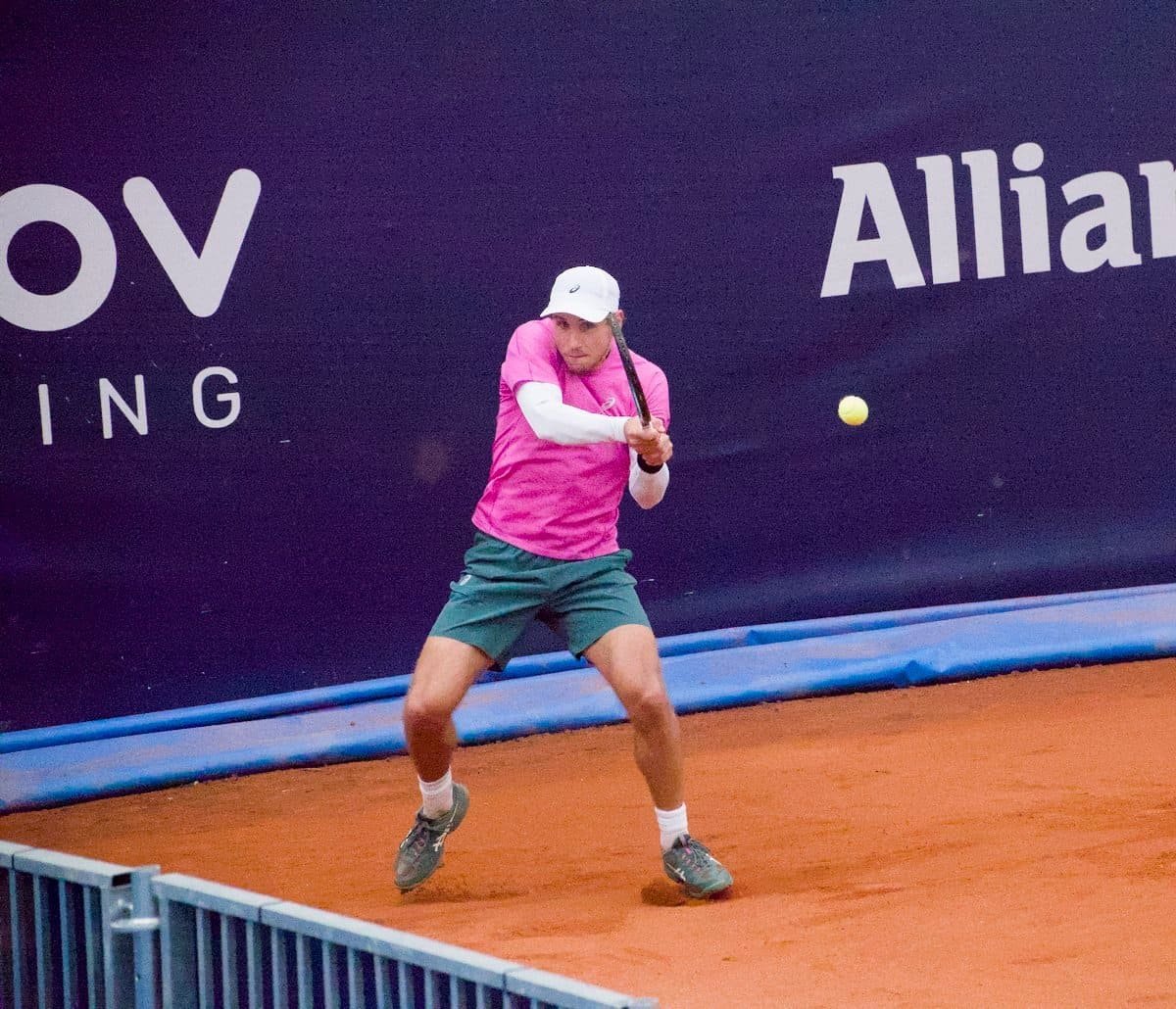 Slovački teniser Aleks Molčan udara bekhend tokom meča kvalifikacija protiv Bilija Harisa na Tirjak Openu 2026.