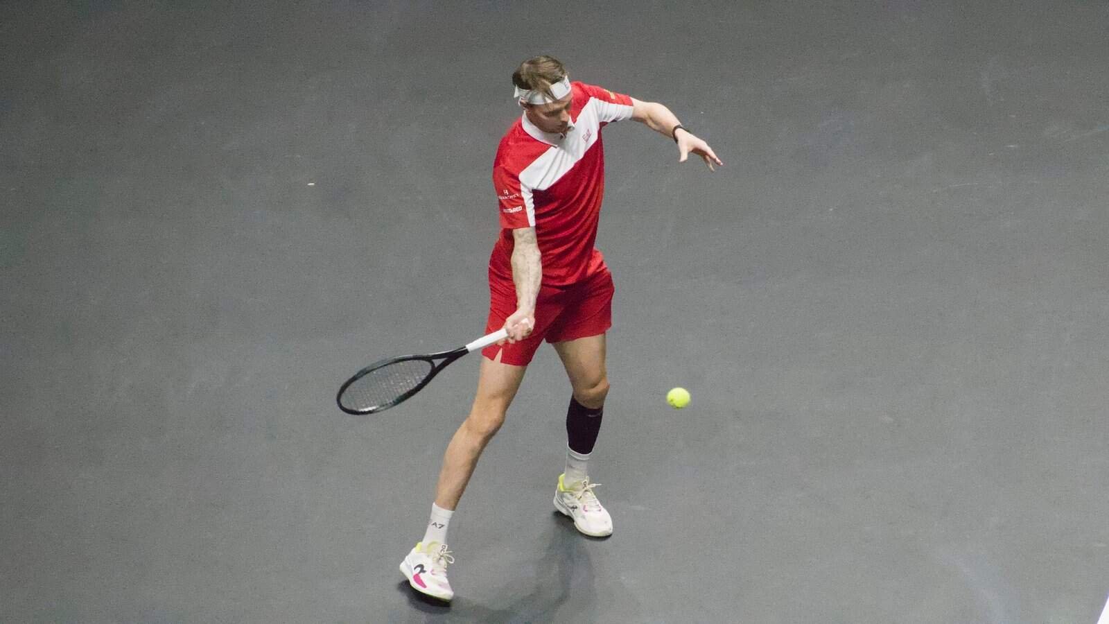 Alexander Bublik golpea una derecha durante su partido de cuartos contra Jaume Munar en el ABN AMRO Open Rotterdam 2026.