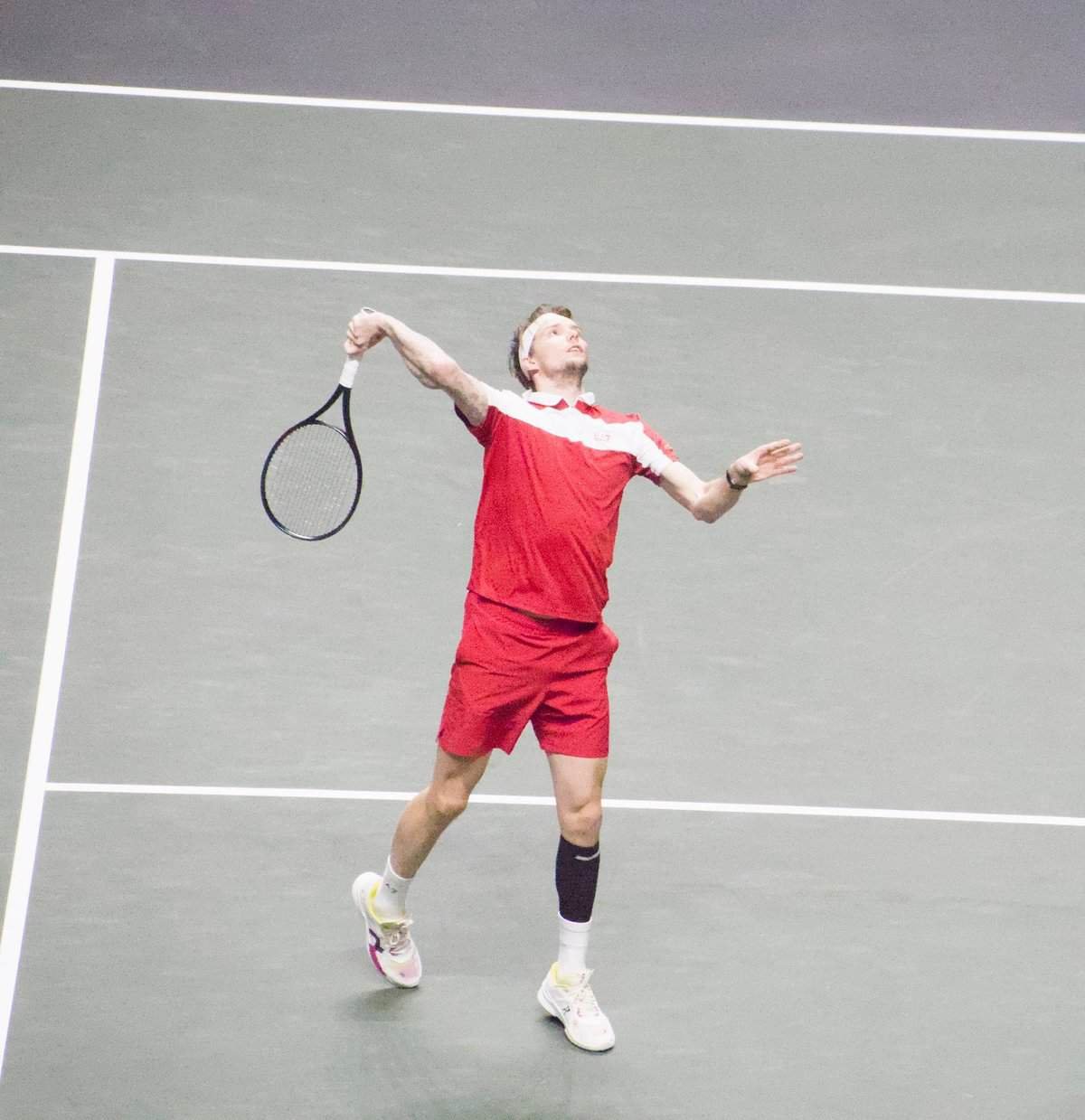 Alexander Bublik conecta un remate por encima de la cabeza durante su derrota 6-1, 6-2 en semifinales ante Félix Auger-Aliassime en el ABN AMRO Open Rotterdam 2026.