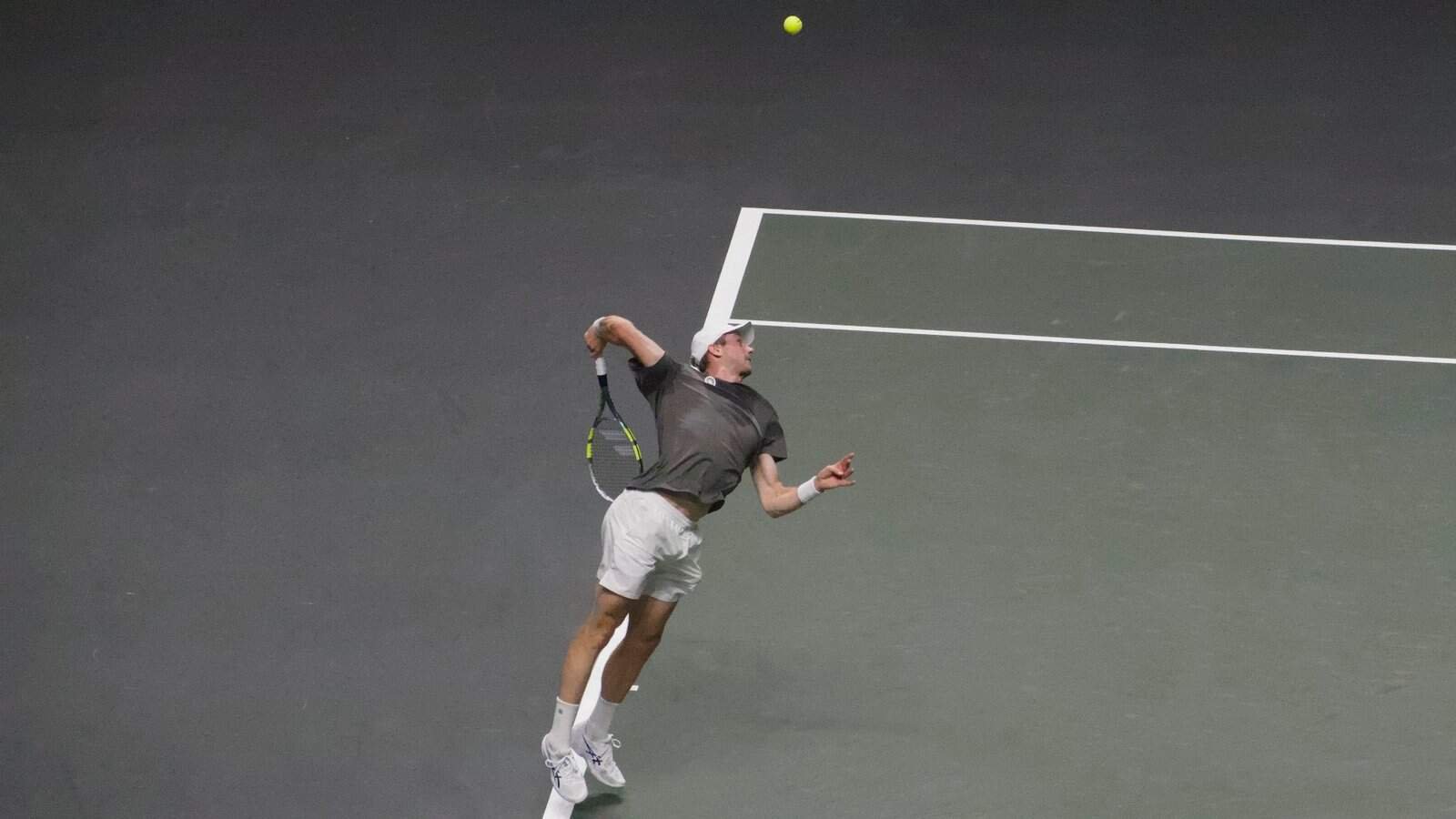 Ботик ван де Зандсхулп извлачи снажан смеч са основне линије током четвртфинала против Алекса де Минора на ABN AMRO Open Rotterdam 2026.

