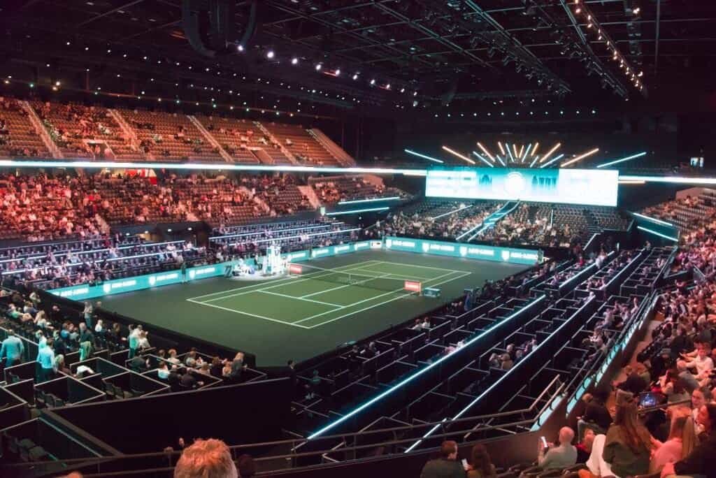 Centre Court bondé à Rotterdam Ahoy avec éclairage vibrant au Jour 2 de l’ABN AMRO Open 2026 ATP 500 (De Minaur, Griekspoor, Medjedovic).