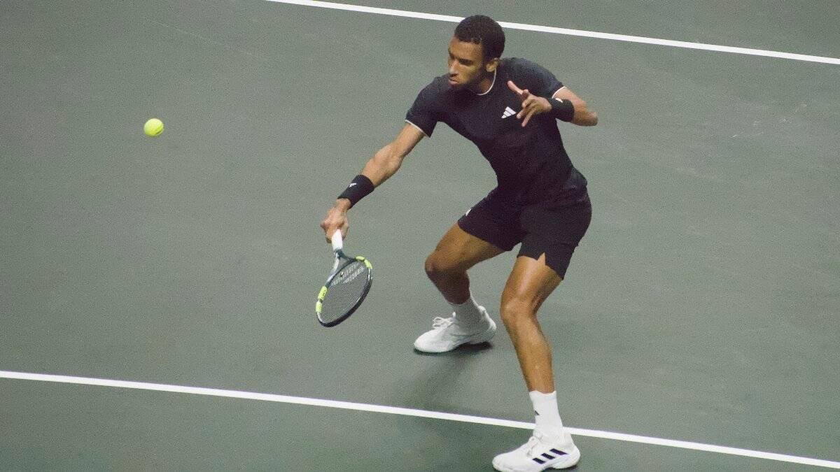 Félix Auger-Aliassime ejecuta un revés cortado en la final de Rotterdam 2026 ante Alex de Minaur, campeón 6-3, 6-2 del ABN AMRO Open.

