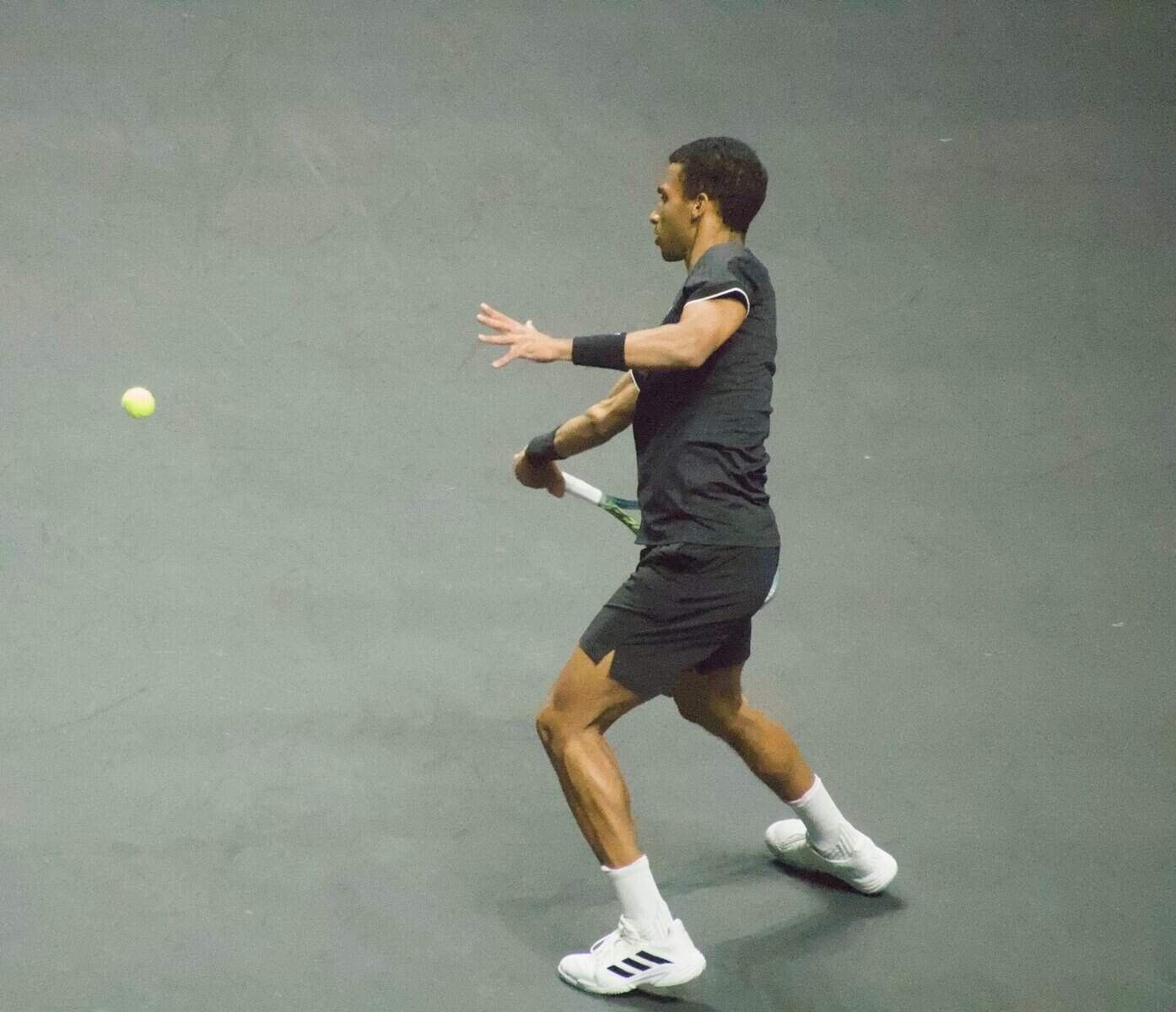 Félix Auger-Aliassime suelta una derecha pesada durante su victoria 6-1, 6-2 ante Alexander Bublik en la semifinal del ABN AMRO Open Rotterdam 2026.