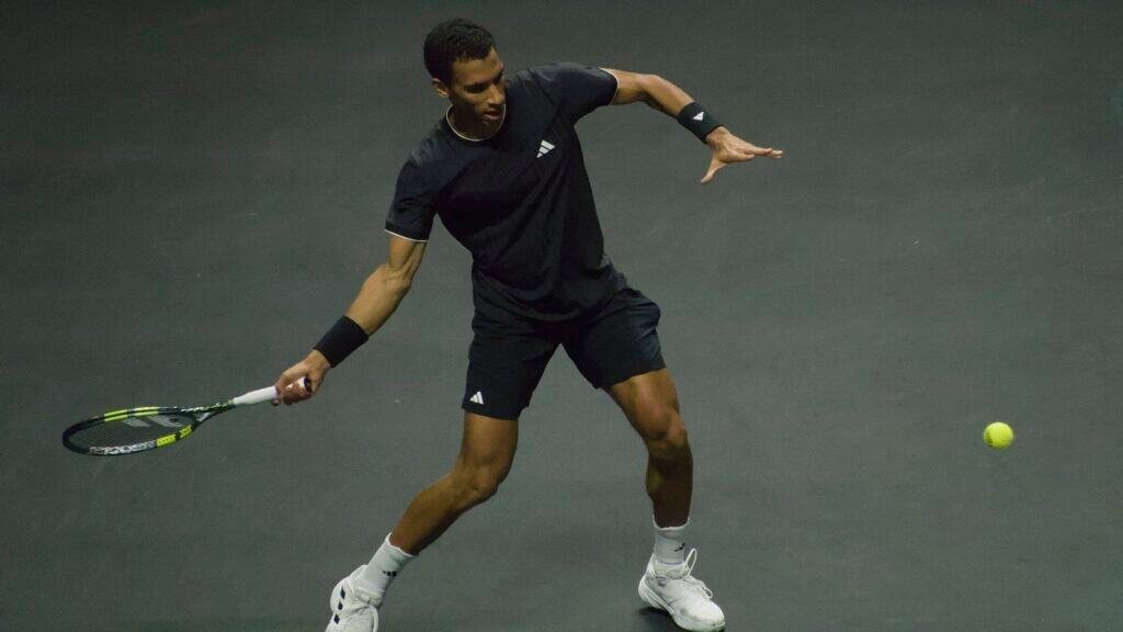 Félix Auger-Aliassime hits a forehand during his quarter-final against Tallon Griekspoor at the ABN AMRO Open Rotterdam 2026.