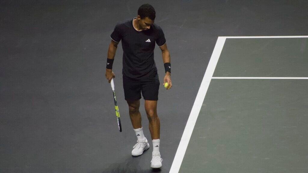 Félix Auger-Aliassime prepares to serve during his quarter-final match against Tallon Griekspoor at the ABN AMRO Open Rotterdam 2026.