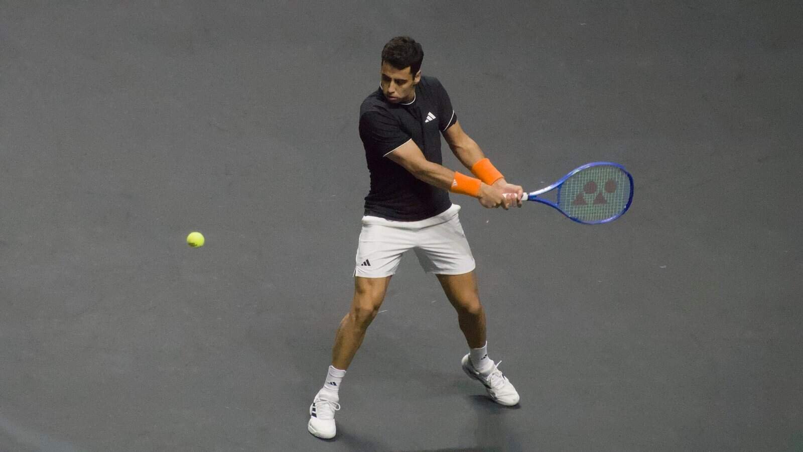 Jaume Munar golpea un revés durante su cuarto de final contra Alexander Bublik en el ABN AMRO Open Rotterdam 2026.
