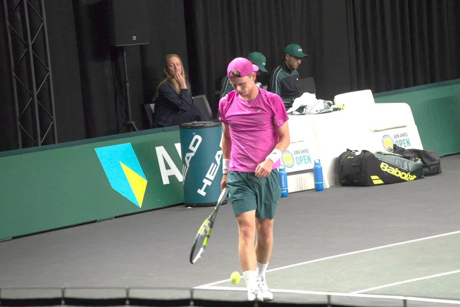 Jesper de Jong en tenue rose Head sur le court lors du 1/16 de finale vs Karen Khachanov ABN AMRO Open Rotterdam 2026.
