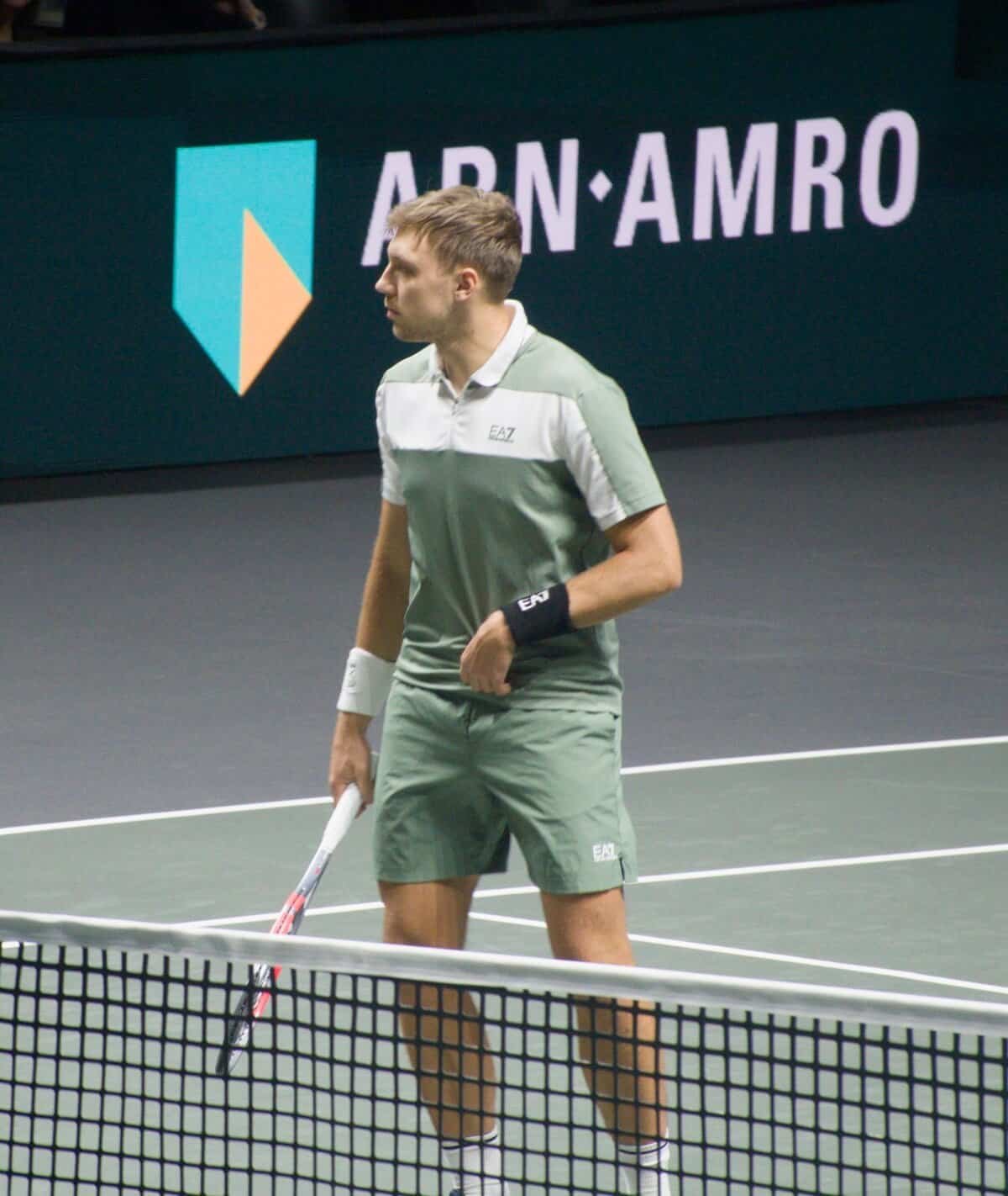 Hamad Medjedovic en equipación verde listo para servir en partido de octavos vs Felix Auger-Aliassime ABN AMRO Open 2026.
