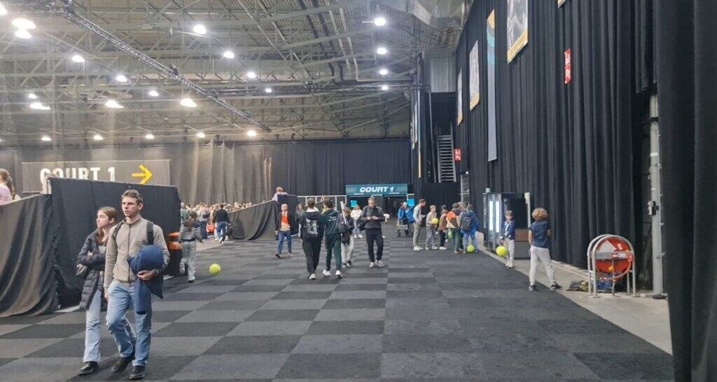 Chemin bondé menant à Court 1 à l’intérieur de l’arène Rotterdam Ahoy au Jour 3 de l’ABN AMRO Open 2026 ATP 500, action second tour.