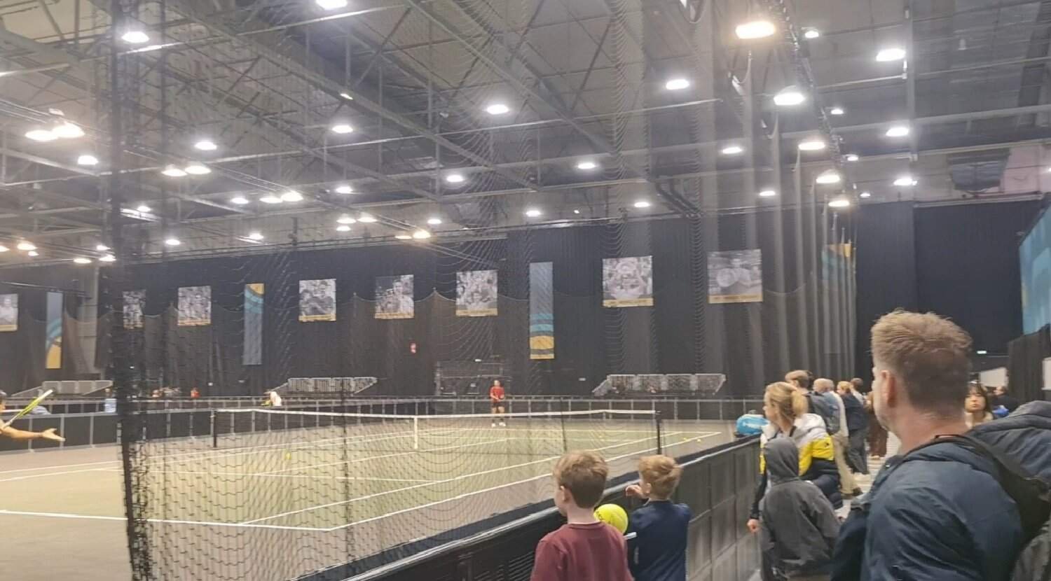 Публика гледа играче на тренинг теренима у Rotterdam Ahoy на дан 2 ABN AMRO Open 2026 ATP 500 (Де Минор & Медјеђевић акција).