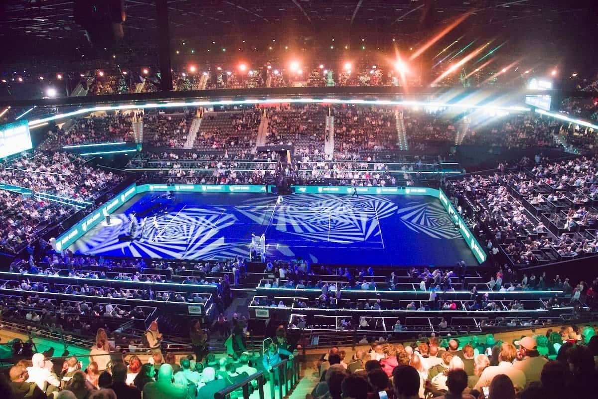 Vista panorámica de la pista central llena en Rotterdam Ahoy con juego de luces durante la sesión nocturna del ABN AMRO Open 2026, torneo ATP 500.