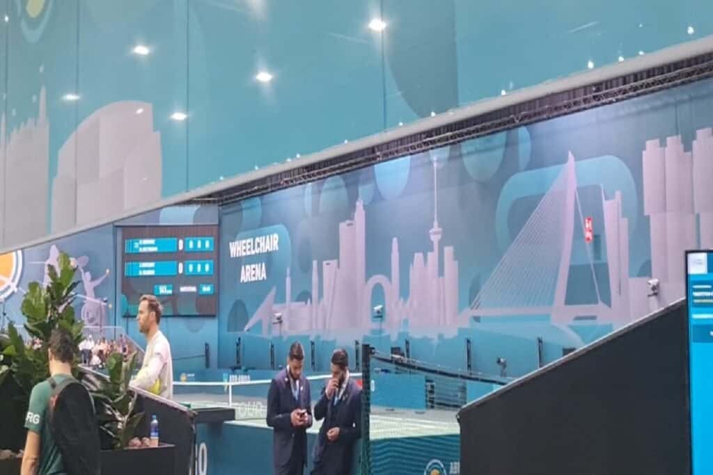 Intérieur de la Wheelchair Arena avec tableau de scores et branding du skyline de Rotterdam pendant la semaine des quarts de l’ABN AMRO Open 2026 ATP 500 à Rotterdam Ahoy.
