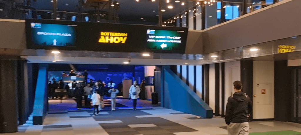 Couloir de Sportplaza à Centre Court Ahoy avec écrans et branding au Jour 4 du tournoi ATP 500 ABN AMRO Open 2026.