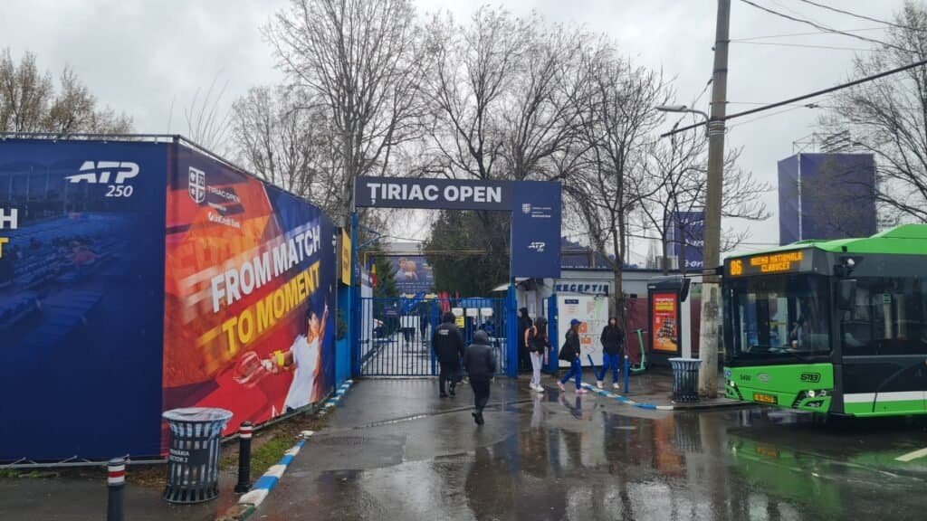 Entrée principale du Tiriac Open 2026 avec la signalétique ATP 250 sous la pluie à Bucarest, Roumanie