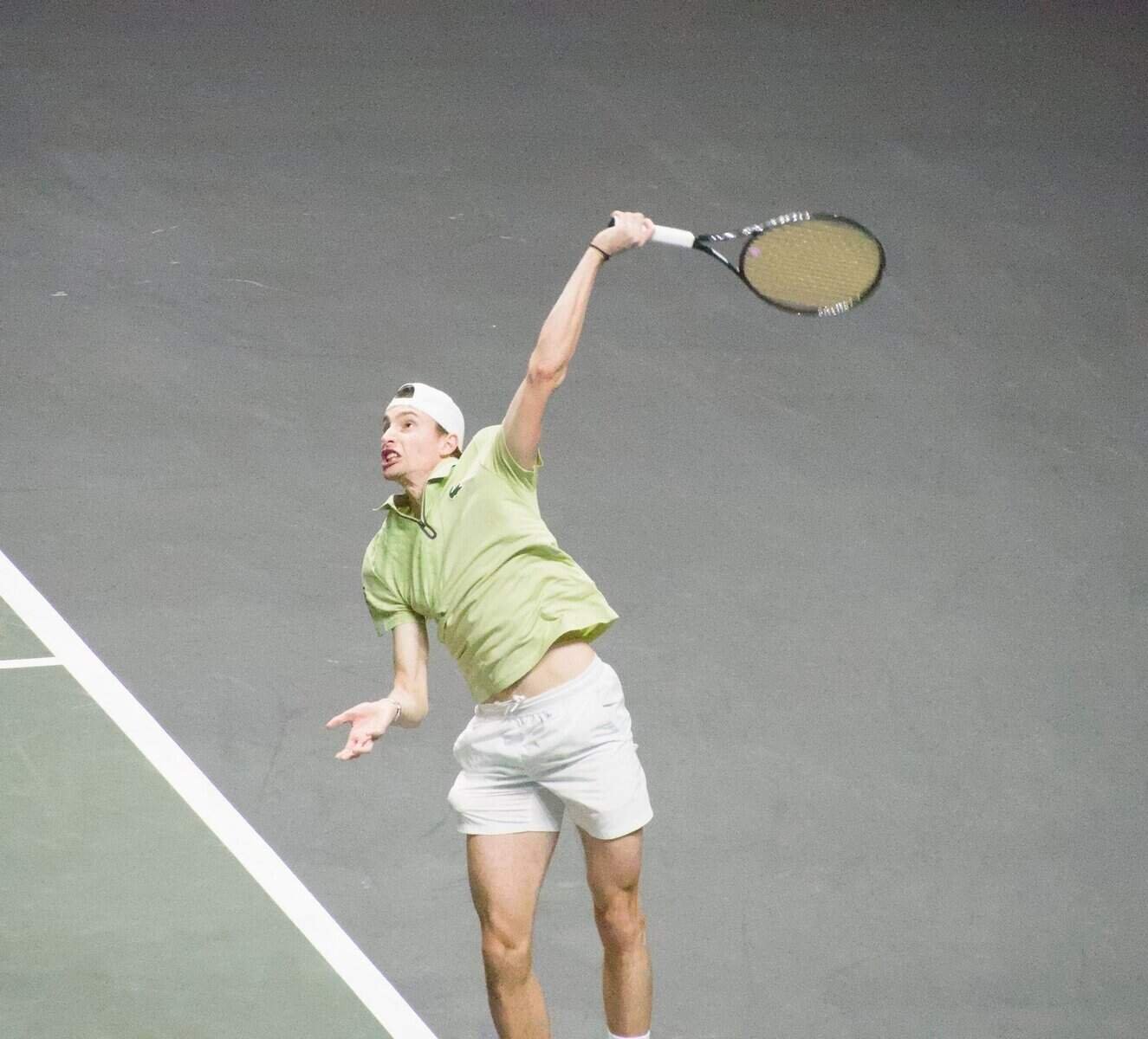 Ugo Humbert conecta un remate por encima de la cabeza durante su derrota 6-4, 6-3 en semifinales ante Alex de Minaur en el ABN AMRO Open Rotterdam 2026.