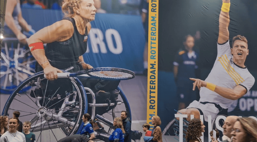 Играч wheelchair тениса у акцији са Rotterdam Open брендирањем на дан 3 ABN AMRO Open 2026 ATP 500 у Ahoy арени.