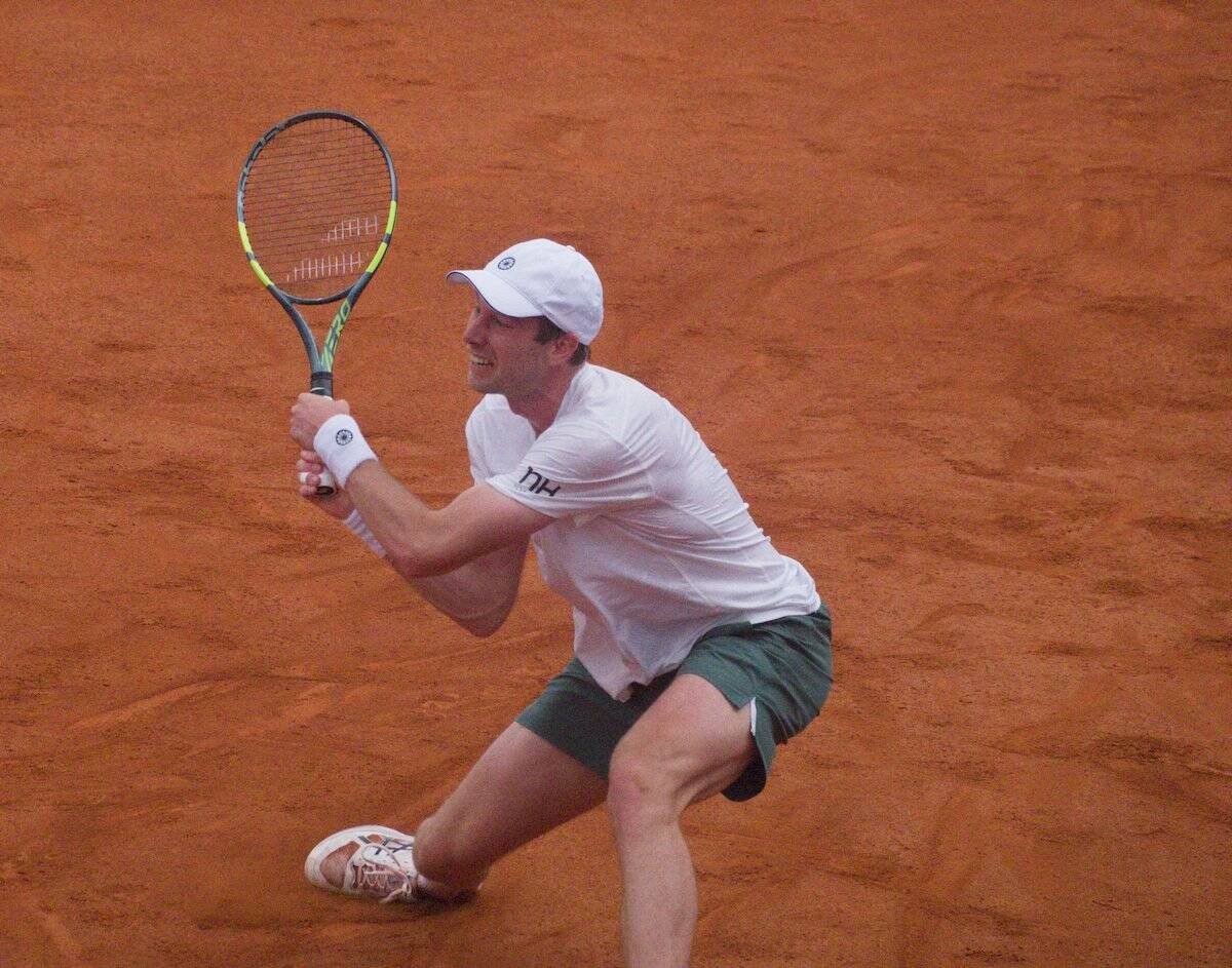Damir Dzumhur en action frappant un coup de droit lors de son match à Bucarest