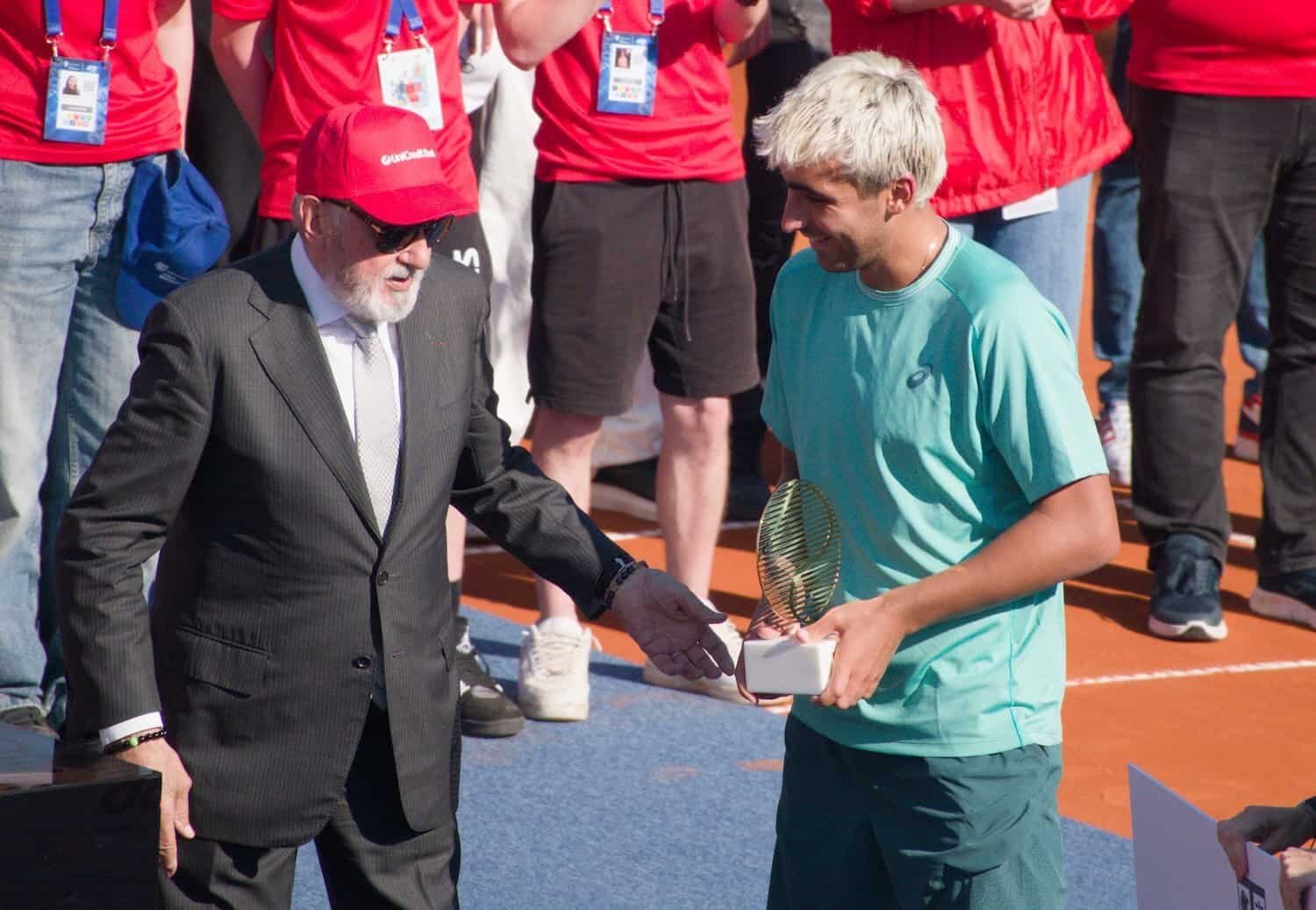 Le joueur de tennis espagnol Daniel Mérida recevant le trophée de finaliste des mains d'Ion Tiriac à Bucarest 2026