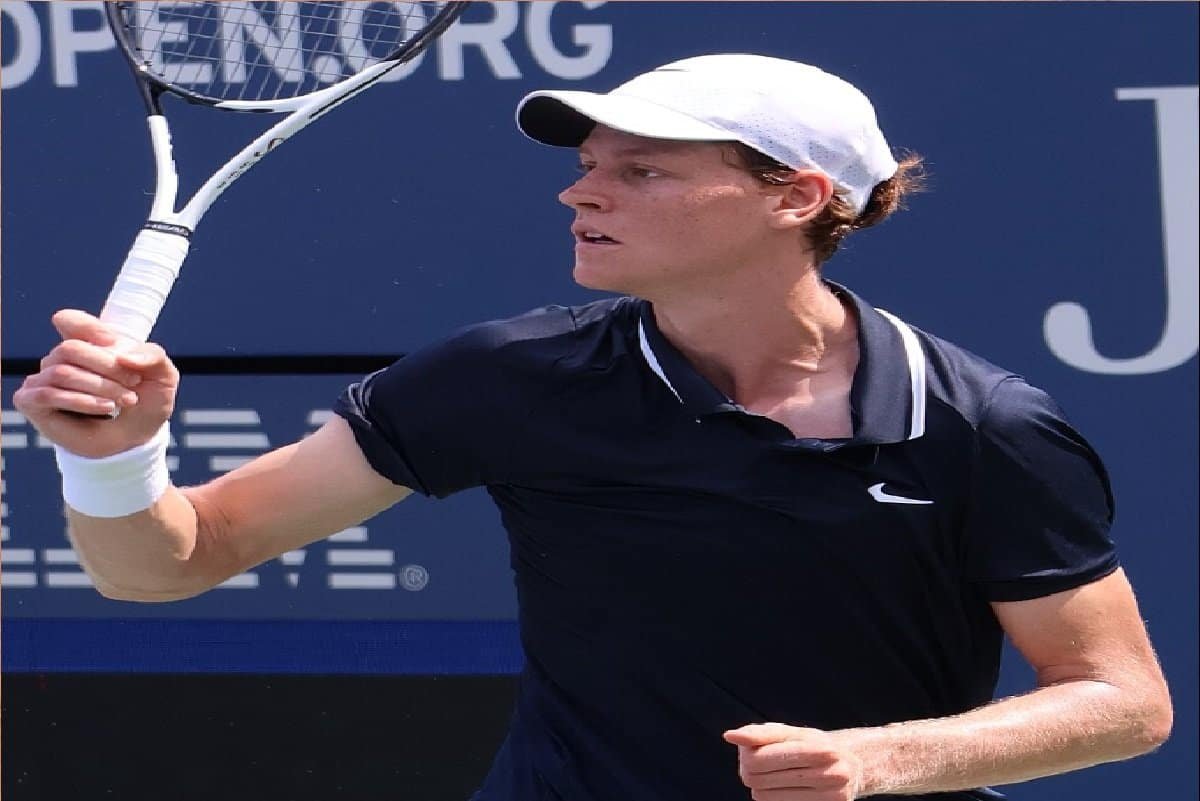 Јаник Синер са стиснутом песницом прославља поен на терену