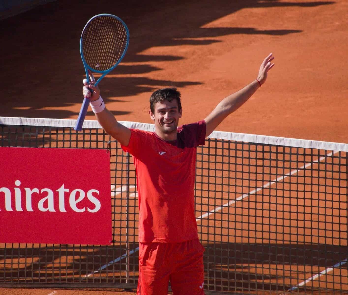 Mariano Navone célèbre avec sa raquette levée après avoir remporté la finale du Tiriac Open 2026 à Bucarest