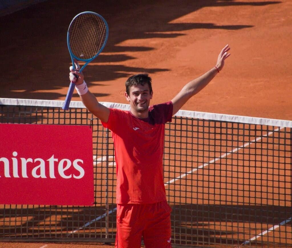 Mariano Navone celebra con su raqueta en alto tras ganar la final del Tiriac Open 2026 en Bucarest