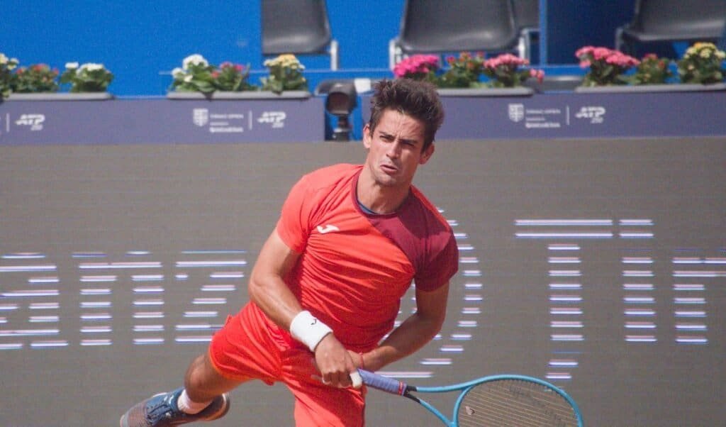 Le joueur de tennis Mariano Navone en pleine action lors de son match contre Elmer Moller à Bucarest