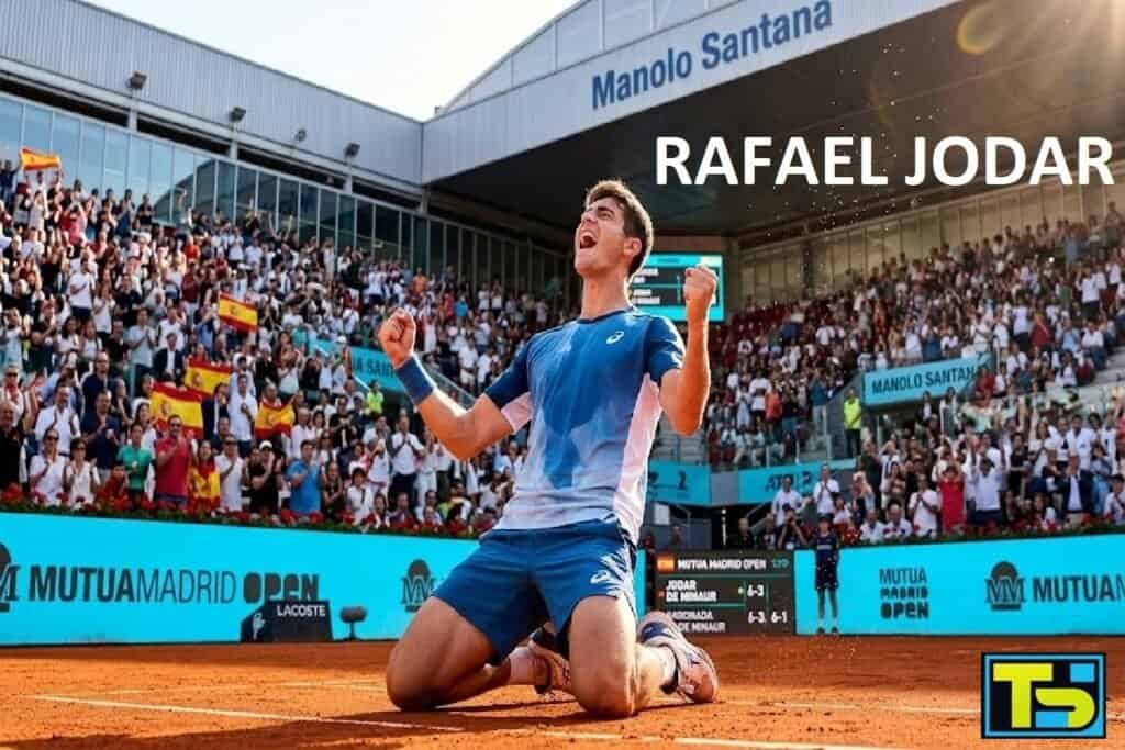 Španski teniser Rafael Jodar na kolenima slavi senzacionalnu pobedu protiv Aleksa de Minora na turniru u Madridu.