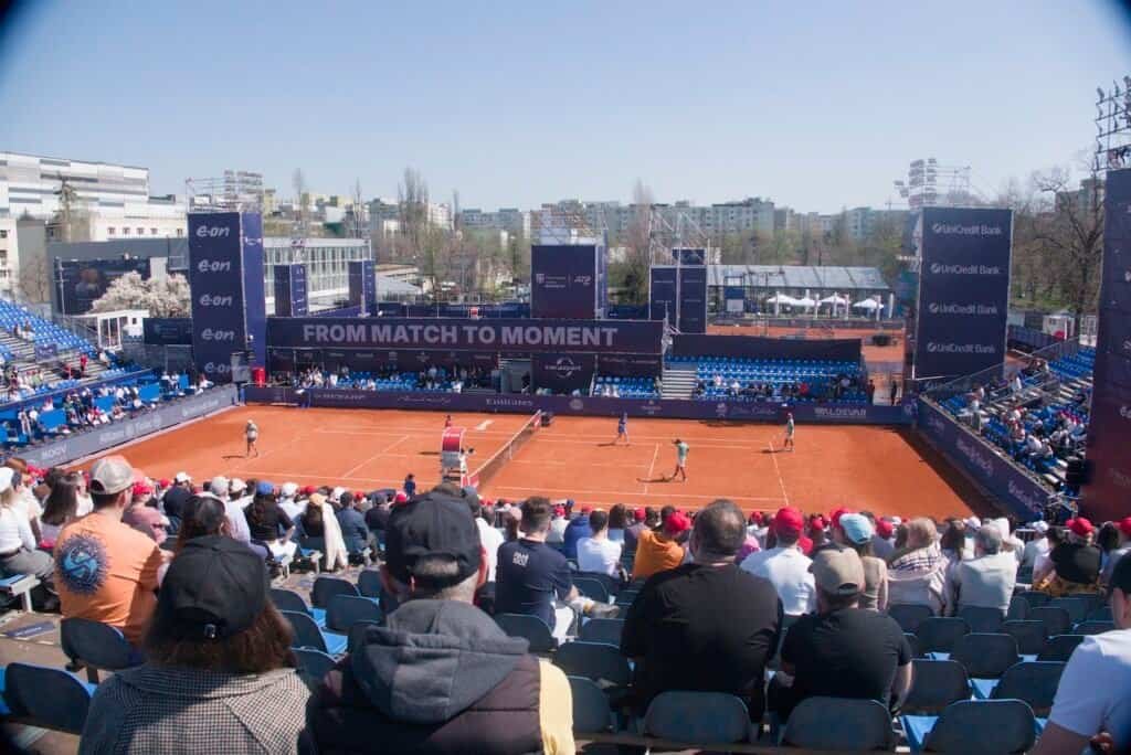Vue depuis les tribunes d'un stade de tennis bondé lors d'un match à l'Open de Bucarest 2026