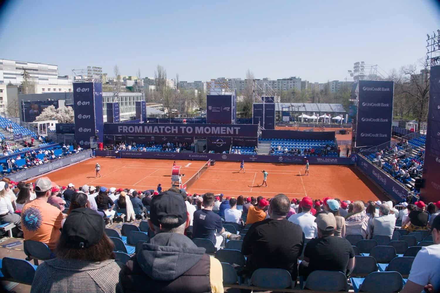 Vue depuis les tribunes d'un stade de tennis bondé lors d'un match à l'Open de Bucarest 2026