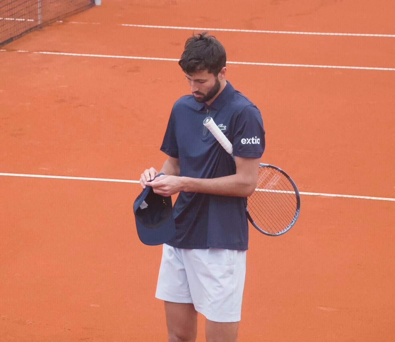 Le joueur de tennis français Titouan Droguet sur le court lors de son match contre Sebastian Baez à Bucarest