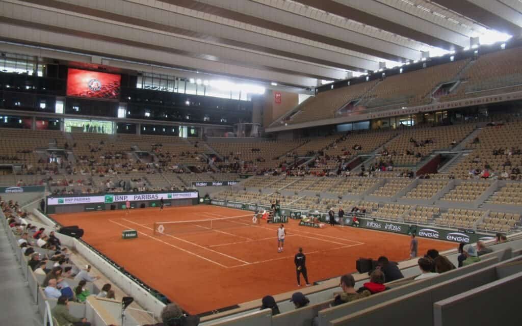 Vue intérieure du stade Court Philippe-Chatrier avec le toit fermé à Roland-Garros, Paris.