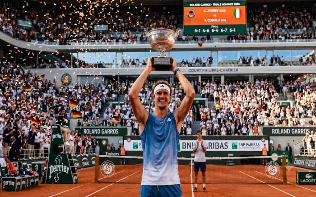 Alexander Zverev soulevant le trophée de Roland-Garros 2026 après avoir battu Flavio Cobolli