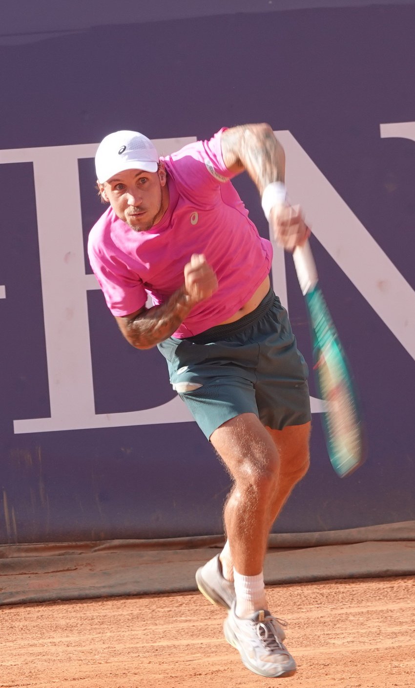 Le joueur de tennis slovaque Alex Molcan frappant un coup droit lors de son huitième de finale à Kitzbuhel sur terre battue