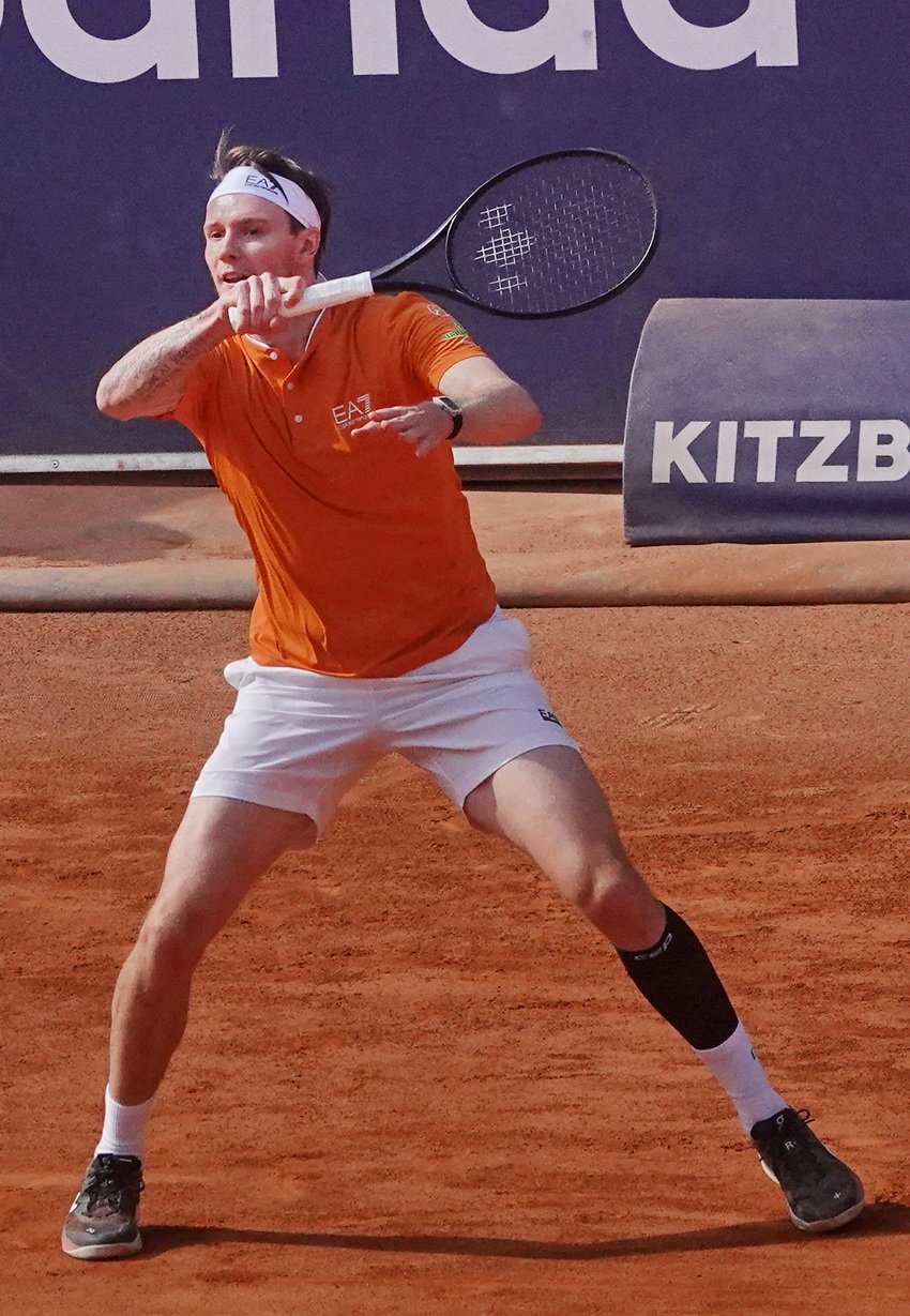 El tenista kazajo Alexander Bublik golpeando de derecha durante su partido de cuartos de final en Kitzbuhel sobre tierra batida