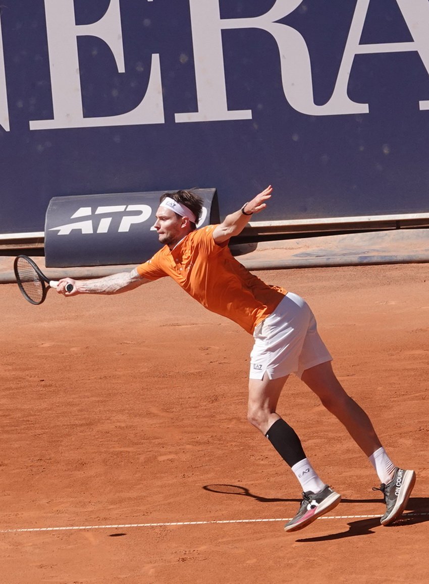 El tenista kazajo Alexander Bublik golpeando de derecha durante su partido de semifinales en Kitzbuhel sobre tierra batida